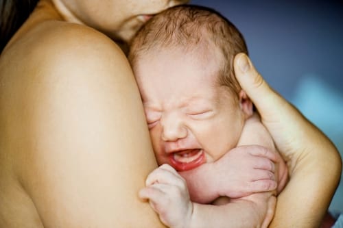 Choro do bebê e mamada: qual a relação entre eles?